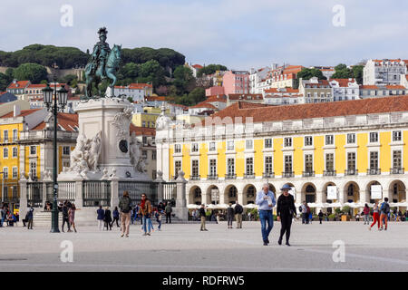 Touristen und Geschäftsreisende, die Reiterstatue des von König José I am Praça do Comércio in Lissabon, Portugal Stockfoto