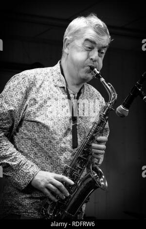 Chris Gumbley spielen alto sax im Dom Hotel, Lichfield Stockfoto