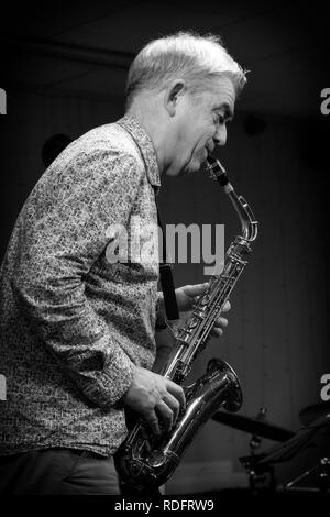 Chris Gumbley spielen alto sax im Dom Hotel, Lichfield Stockfoto