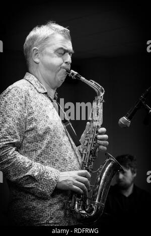 Chris Gumbley spielen alto sax im Dom Hotel, Lichfield Stockfoto