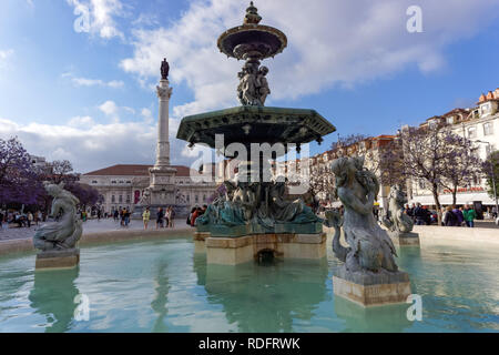 Springbrunnen auf dem Rossio Platz, die mit der Spalte von Pedro IV im Hintergrund, Lissabon, Portugal Stockfoto