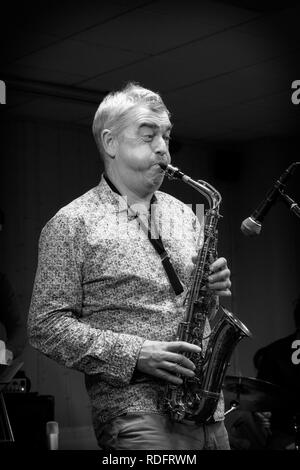 Chris Gumbley spielen alto sax im Dom Hotel, Lichfield Stockfoto