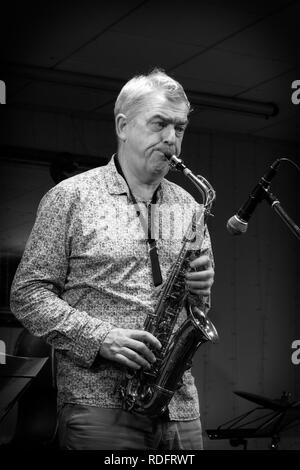 Chris Gumbley spielen alto sax im Dom Hotel, Lichfield Stockfoto