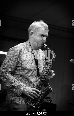 Chris Gumbley spielen alto sax im Dom Hotel, Lichfield Stockfoto