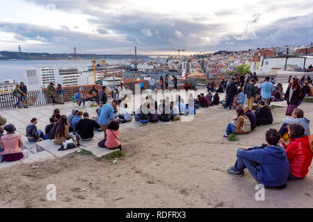 Junge Menschen Sonnenuntergang am Miradouro de Santa Catarina in Lissabon, Portugal Stockfoto