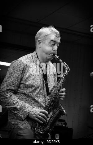 Chris Gumbley spielen alto sax im Dom Hotel, Lichfield Stockfoto