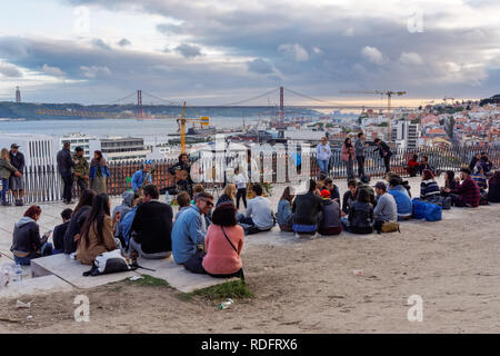 Junge Menschen Sonnenuntergang am Miradouro de Santa Catarina in Lissabon, Portugal Stockfoto