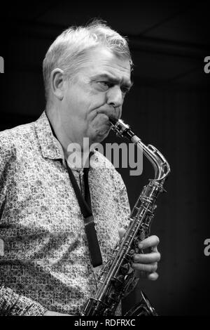 Chris Gumbley spielen alto sax im Dom Hotel, Lichfield Stockfoto