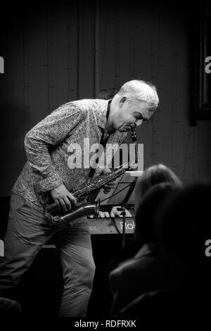 Chris Gumbley spielen alto sax im Dom Hotel, Lichfield Stockfoto