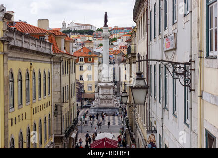 Blick auf die Spalte von Pedro IV auf dem Rossio Platz in Lissabon, Portugal Stockfoto