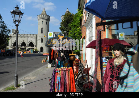 18.09.2014, Potsdam, Brandenburg, Deutschland, Europa - eine Fußgängerzone ist ein Spaziergang entlang einer Straße im Holländischen Viertel mit dem Nauener Tor im Hintergrund. Stockfoto