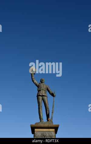 Lancashire Fusiliers Boer war Memorial, Statue des Soldaten gegen den tiefblauen Himmel in Bury lancashire uk Stockfoto