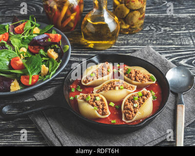 Gekochten Nudeln conchiglioni gefüllte Hackfleisch, Tomatensauce Stockfoto