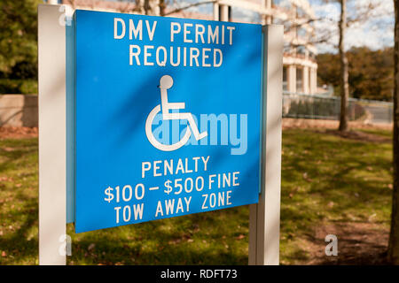 Behindertenparkschild (Behindertenparkschild) Mit Warnung vor Strafe - USA Stockfoto