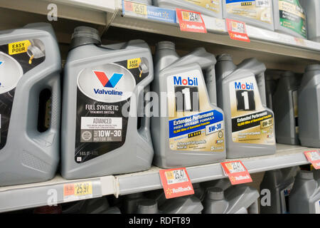 Motor Öl Flaschen in den Regalen bei Walmart Stores - USA Stockfoto