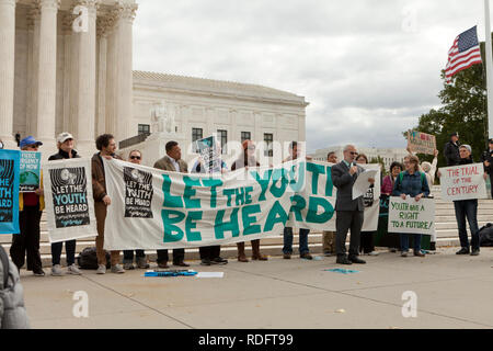 September 10th, 2018, Washington DC: Demonstranten Kundgebung vor dem US Supreme Court Gebäude zur Unterstützung der "Lasst die Jugend gehört"-Bewegung. Stockfoto