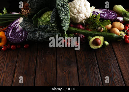 Komposition mit Vielzahl an raw Bio Gemüse und Früchte. Ausgewogene Ernährung Stockfoto