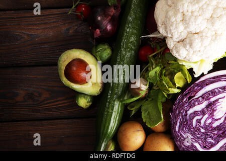 Komposition mit Vielzahl an raw Bio Gemüse und Früchte. Ausgewogene Ernährung Stockfoto