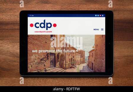 Die Website von CDP (Cassa Depositi e Prestiti) gesehen auf einem iPad Tablet, der ruht auf einem Holztisch (nur redaktionelle Nutzung). Stockfoto