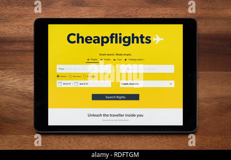 Die Website von Cheapflights wird gesehen, auf einem iPad Tablet, der ruht auf einem Holztisch (nur redaktionelle Nutzung). Stockfoto