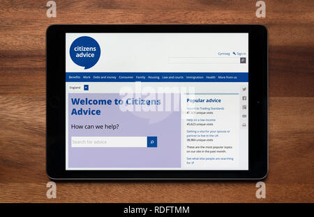 Auf der Website der Citizens Advice ist gesehen auf einem iPad Tablet, der ruht auf einem Holztisch (nur redaktionelle Nutzung). Stockfoto