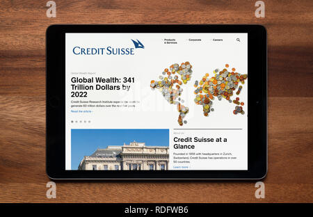 Die Website der Credit Suisse ist gesehen auf einem iPad Tablet, der ruht auf einem Holztisch (nur redaktionelle Nutzung). Stockfoto