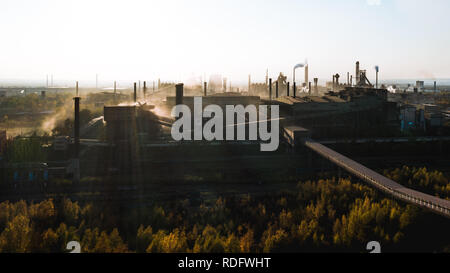 Industrielle Landschaft mit starker Verschmutzung durch eine große Fabrik produziert Stockfoto