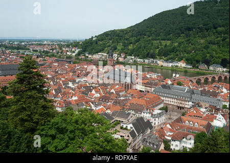 08.06.2017, Heidelberg, Deutschland, Europa - Blick vom Heidelberger Schloss der die Altstadt und das Neckartal. Stockfoto