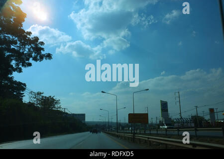 BANGKOK, THAILAND - 25. Dezember 2018: Bangkok, Thailand 2018, Bangkok Verkehr in Morgen regnerischen Tag Stockfoto