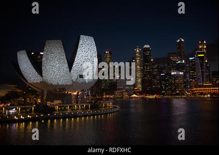 09.03.2018, Singapur, Republik Singapur, Asien - Blick auf das beleuchtete ArtScience Museum und die Skyline des Central Business District. Stockfoto