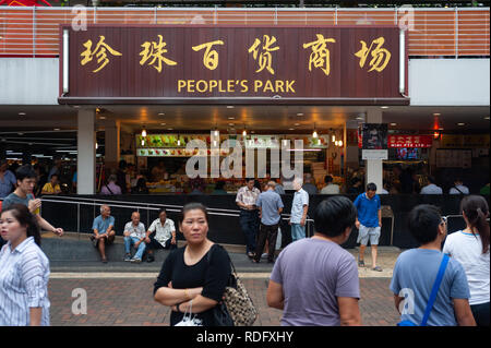 08.04.2018, Singapur, Republik Singapur, Asien-Leute vor der People's Park Komplex in Chinatown. Stockfoto