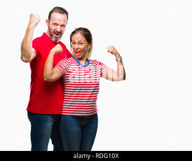 Mittleres Alter spanischer Paar in Liebe über isolierte Hintergrund zeigen arme Muskeln lächelte stolz. Fitness Concept. Stockfoto