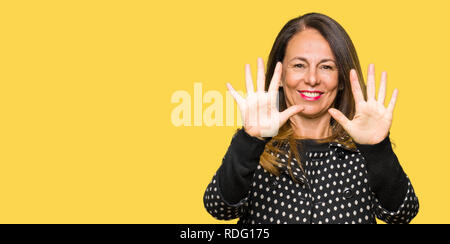 Schöne Frau mittleren Alters tragen Mode Jacke angezeigt und zeigen mit den Fingern Nummer zehn, während lächelte zuversichtlich und fröhlich. Stockfoto