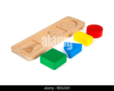 Foto eines Holzspielzeug Kinder Sorter mit kleinen Details in Form von geometrischen Formen (Rechteck, Quadrat, Kreis, Dreieck), in verschiedenen Stockfoto