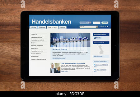 Die Website von Handelsbanken ist gesehen auf einem iPad Tablet, der ruht auf einem Holztisch (nur redaktionelle Nutzung). Stockfoto