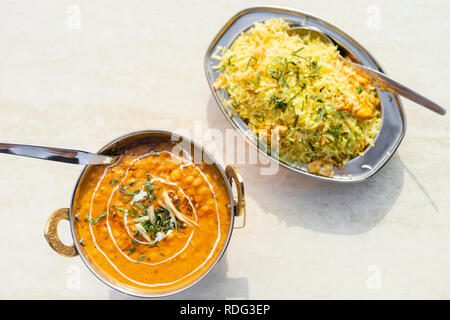 Köstliches indisches Essen - Tarka dal und ei Reis auf dem Tisch Stockfoto