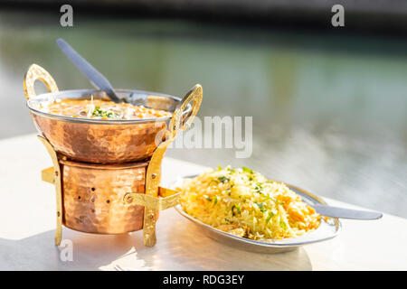 Köstliches indisches Essen - Tarka dal und ei Reis auf dem Tisch Stockfoto