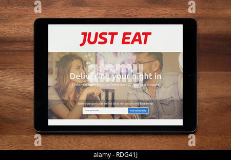 Die Website von nur Essen ist gesehen auf einem iPad Tablet, der ruht auf einem Holztisch (nur redaktionelle Nutzung). Stockfoto