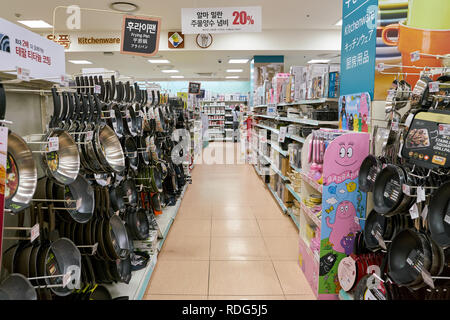 SEOUL, Südkorea - ca. Mai 2017: waren auf Anzeige an Lotte Mart in Seoul. Stockfoto