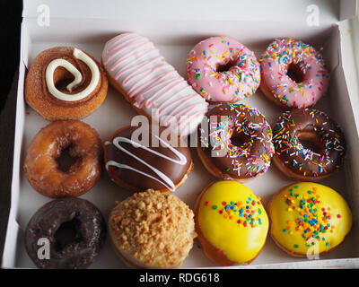 Ein Dutzend bunte Donuts von Krispy Kreme Stockfoto