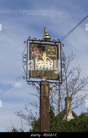 Pub Zeichen für die Rose und Crown ein Dorf Pub in Hartwell, Northamptonshire, Großbritannien Stockfoto