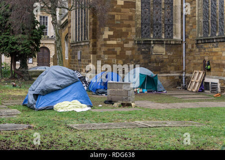 Eine Obdachlose camp Einrichten auf dem Gelände der All Saints Church in Northampton, Großbritannien Stockfoto