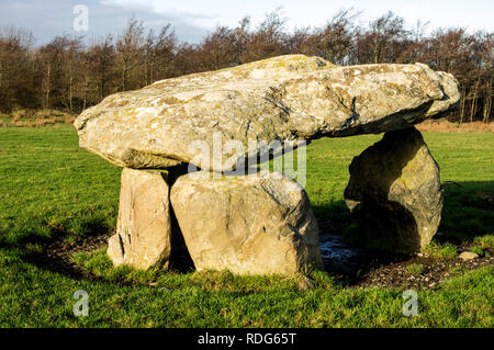 Die Überreste dieser Kammer reichen zurück bis in die Jungsteinzeit. Stockfoto