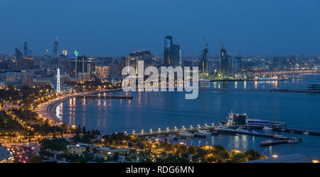 Abend in Aserbaidschan, mehrere moderne Wolkenkratzer über die Bucht von Baku Stockfoto