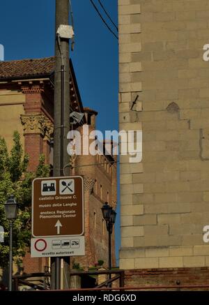 Grinzane Cavour, Piemont, Italien. Juli 2018. Touristische Informationen Zeichen in der Mitte des Landes: Highlights der Gegenwart des Schlosses und der Lang Stockfoto