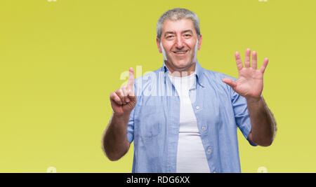 Gut aussehender älterer Mann über isolierte Hintergrund angezeigt und zeigen mit den Fingern Nummer sechs, während lächelte zuversichtlich und fröhlich. Stockfoto