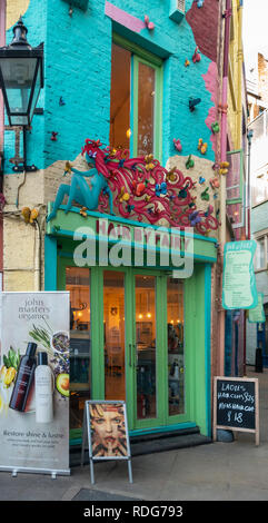 Bunte Fassade, und der Eintritt in das Haar durch Märchen, ein Friseur und ein Schönheitssalon in Neal's Yard in Covent Garden, London, Englan d. Stockfoto