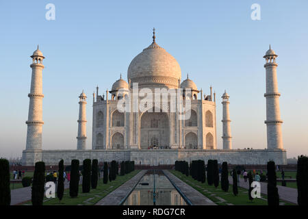 Am frühen Morgen Licht auf die weißen Marmorfliesen des Taj Mahal, Agra, Indien. Stockfoto