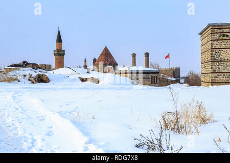 Historische Cifte Minareli (Minarett) madrasah, Erzurum schloss mit Schnee in Erzurum, Türkei Stockfoto