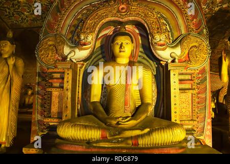 Buddha Statue und Wandmalereien in einem der Höhle, Tempel des Goldenen Tempel, Weltkulturerbe der UNESCO, Dambulla, zentrale Provinz Stockfoto